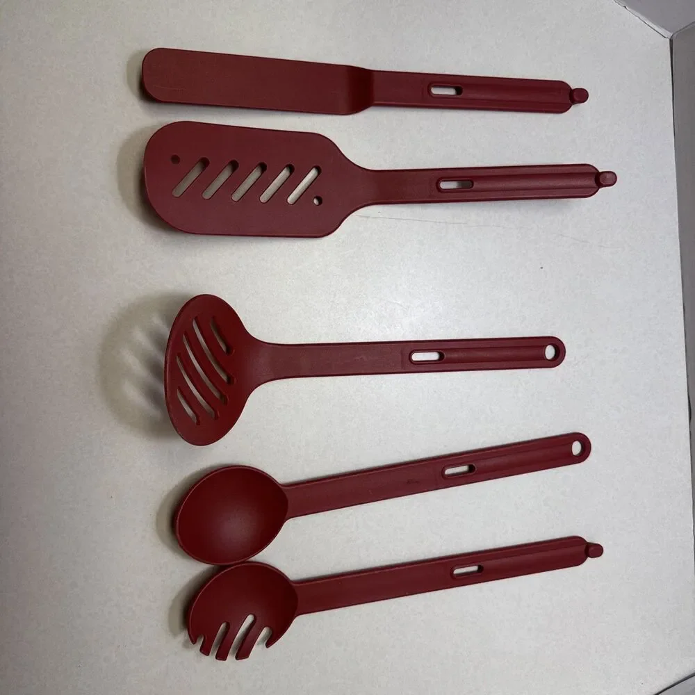 Tupperware paprika red